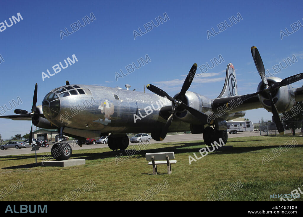 Boeing B-29 Superfortress. Bombardero pesado estadounidense de cuatro motores propulsado por hélice. Fabricado por Boeing entre 1943 y 1946, el primer prototipo realizó su primer vuelo el 21 de septiembre de 1942, entrando en servicio el 8 de mayo de 1944. Fue utilizado principalmente por Estados Unidos durante la última fase de la Segunda Guerra Mundial y la Guerra de Corea (1950-1953). Diseñado con una tecnología puntera en su época, disponía de cabina presurizada, un tren de aterrizaje triciclo de dos ruedas y un sistema de control de fuego controlado por computadora analógica, que permitía a un artillero y a un oficial de control de fuego dirigir cuatro torretas de ametralladoras de forma remota. Museo del Aire y del Espacio. Box Elder. Estado de Dakota del Sur. Estados Unidos.