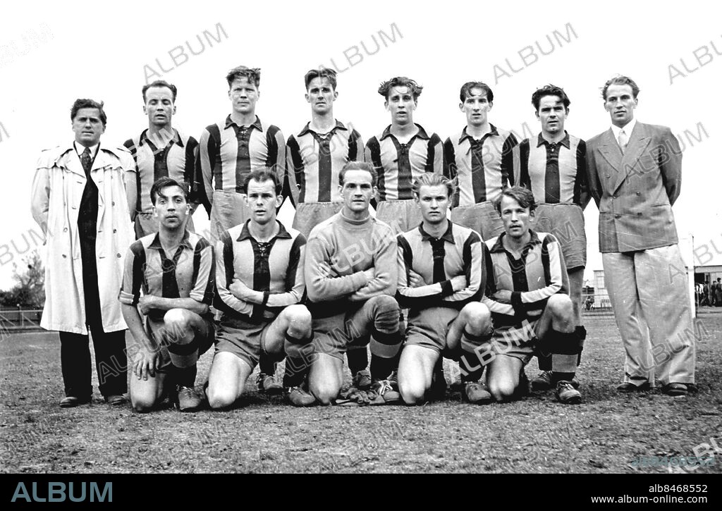 Göteborg maj 1947. Jonsereds fotbollslag segrare i Södra Västsvenskan 18 maj 1947. Stående fr.v.: Sveide Krook , Arne Bohlin , Gösta Forsberg , Ivar Wahlberg , Reino Börjesson , Inge Olofsson , Gunnar Danielsson . Knästående fr.v.: Hans Bomb , Åke och Göte Andersson , Ingemar Zacharoff samt Sven Krook . *** Local Caption *** GP. KAMERAREPORTAGE.