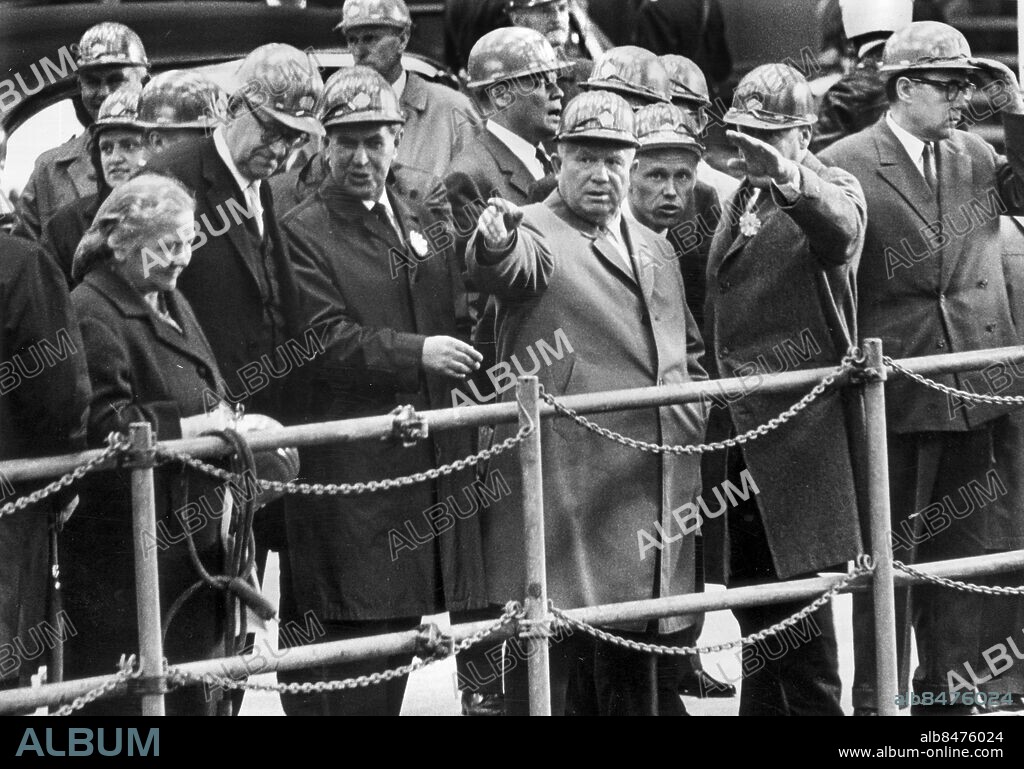 Ryske regeringschefen Nikita Chrusjtjov besökte Sverige / Sverigebesöket juni 1964 /. besök på Arendalsvarvet i Göteborg / Tage Erlander. Chrusjtjov Nikita politiker Sovjet Ryssland Sit Sverige-besöket 1964 / Utländska politiker /. Erlander Tage politiker statsminister / Företag Arendalsvarvet / Industri Varv /. Sverige Sovjet Ryssland Politik Utrikes. (c) Lars A Lindkvist / Sydsvenskan / IBL.