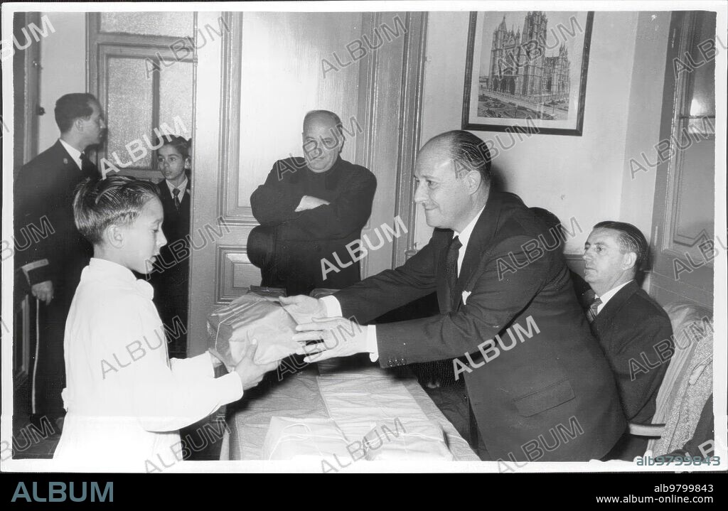 Madrid, 03/10/1957. El alcalde de Madrid, Conde de Mayalde, en la entrega de paquetes de ropa y víveres a los niños de las escuelas municipales en la apertura oficial del curso.