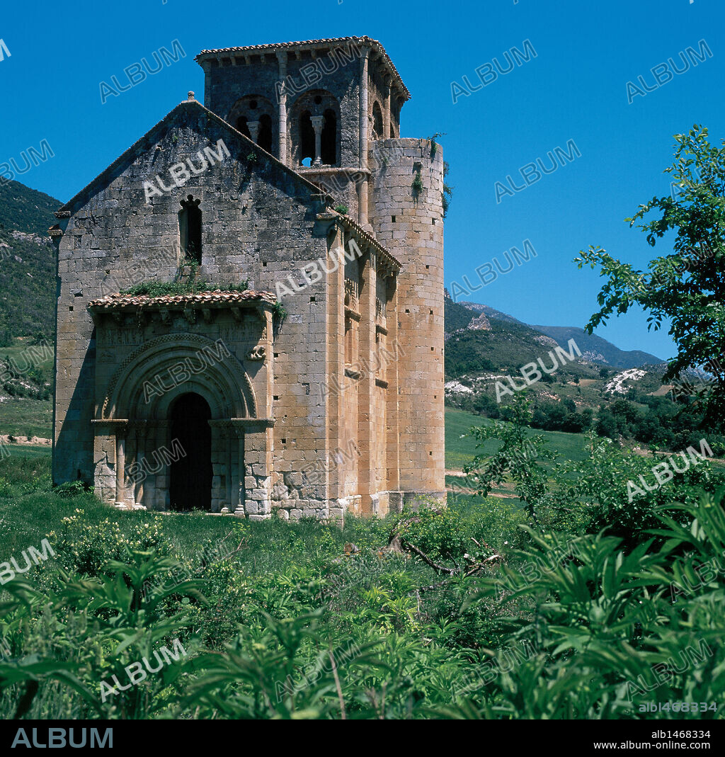 ARTE ROMANICO. ESPAÑA. IGLESIA DE SAN PEDRO DE TEJADA. Vista del exterior del templo construído en el siglo XII. Alrededores de Puente Arenas. Provincia de Burgos. Castilla-León.
