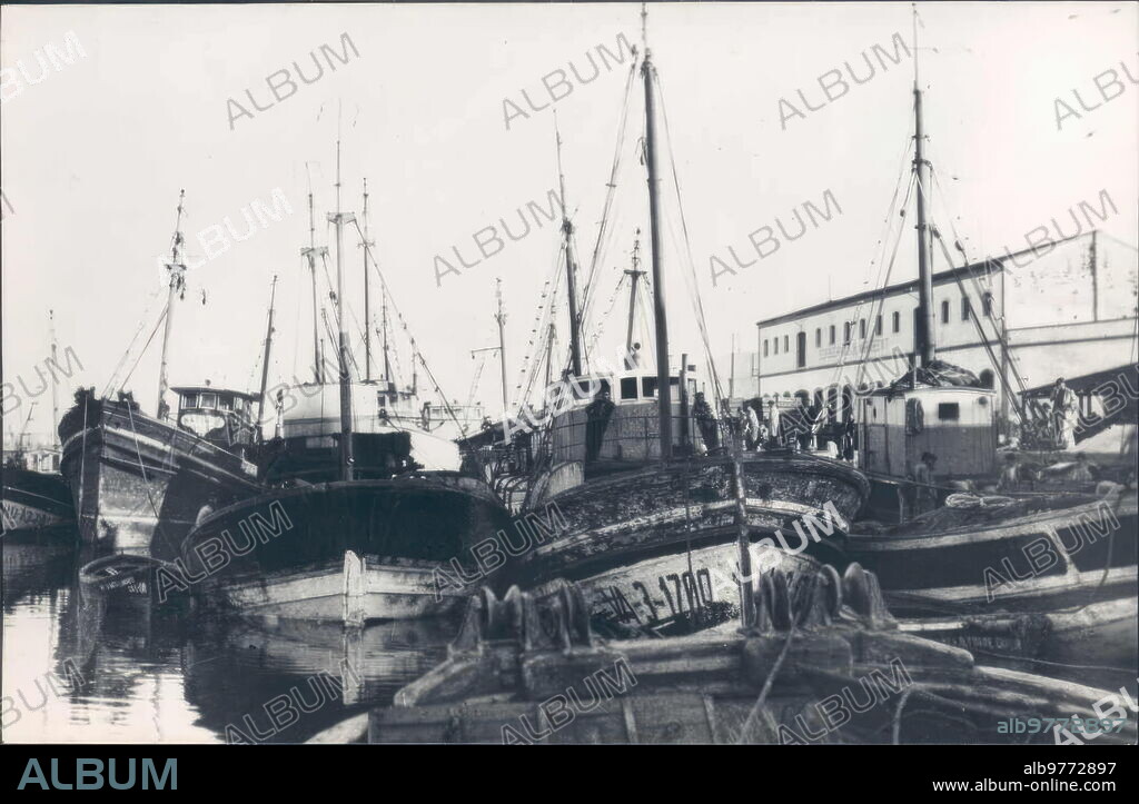 Isla Cristina (Huelva). 1950 (CA.). Barcos amarrados en el Puerto.