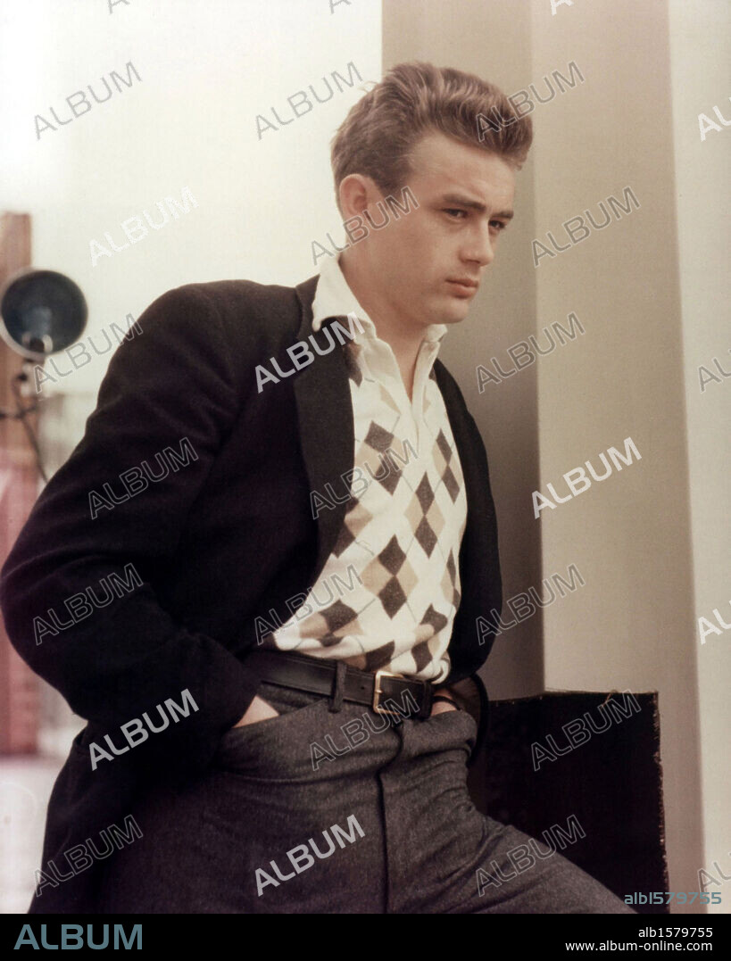 JAMES DEAN in REBEL WITHOUT A CAUSE, 1955, directed by NICHOLAS RAY. Copyright WARNER BROTHERS.