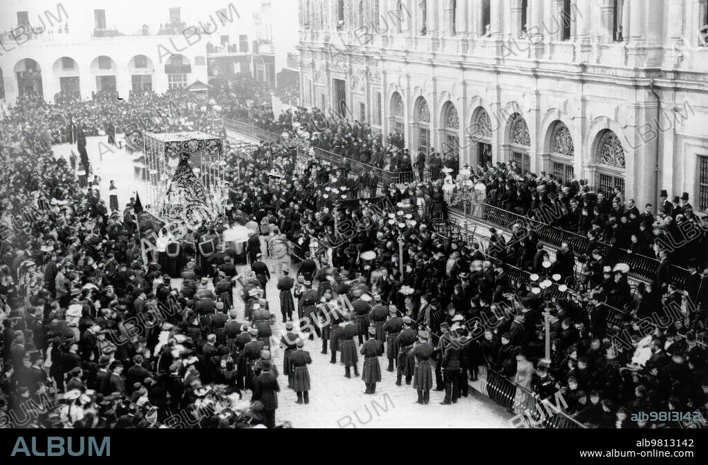 Sevilla. Abril de 1890. La Virgen del Mayor Dolor en su Soledad de la hermandad de la Carretería atravesando los palcos de la plaza de San Francisco, a la espalda del Ayuntamiento de Sevilla. Nótese el uso de chisteras y el luto casi obligado entre el público de los palcos.