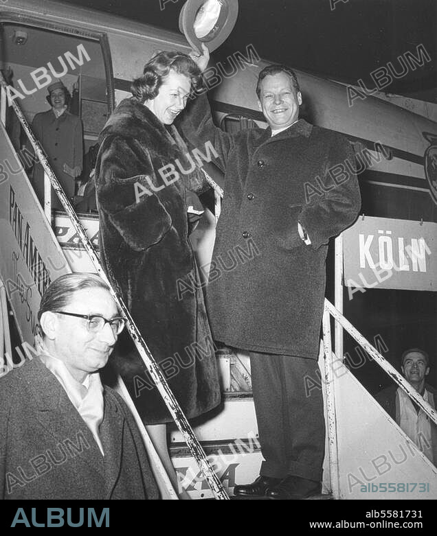 Brandt, Willy ; homme politique (SPD) ; 1913-1992. Willy Brandt en visite officielle aux USA comme sénateur-maire de Berlin en 1959 : avec son épouse Rut, sur le départ, à l'aéroport de Tempelhof. Photo, 4.2.1959.