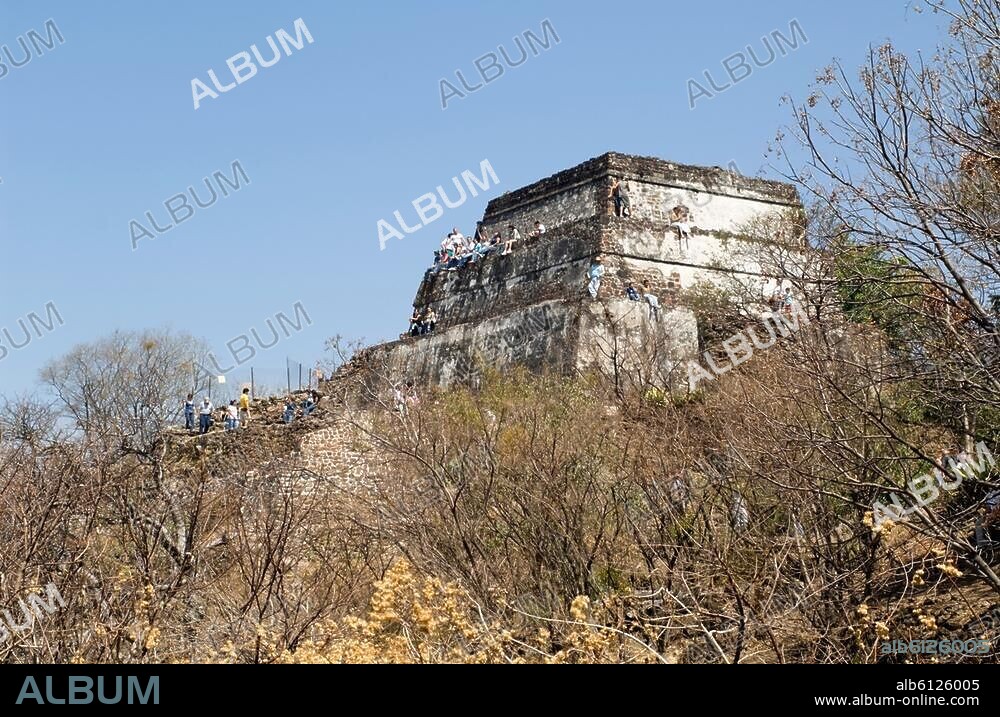Tepozteco (Bundesstaat Morelos, Mexiko), Ausgrabungsstätte, ehem Stadtstaat der Tlahuica-Kultur, gegründet um 1200 n.Chr. El Tepozteco (dreistöckige Tempelpyramide, erbaut zu Ehren des Tepoztécatl, Höhe 20 m). /-Ansicht.-Foto, 2009.