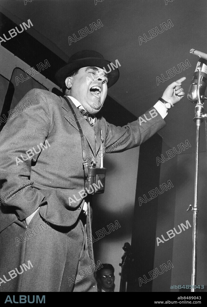 1955-10-30.. FANFAR FÖR ING 1. Radioshow presenterad av Lena Madsén.. Sänt första gången 1955-10-30.. Här ses Erik Stolpe, skådespelare, revyartist, textförfattare, sångare och journalist.. Foto: Bertil S-son Åberg / RiR / SVT / Kod: 5600. RiR 12137 sv/v. Mapp: Radio - Underhållningsprogram Fanfar för Ing 1 L4. Handen i fickan Peka.
