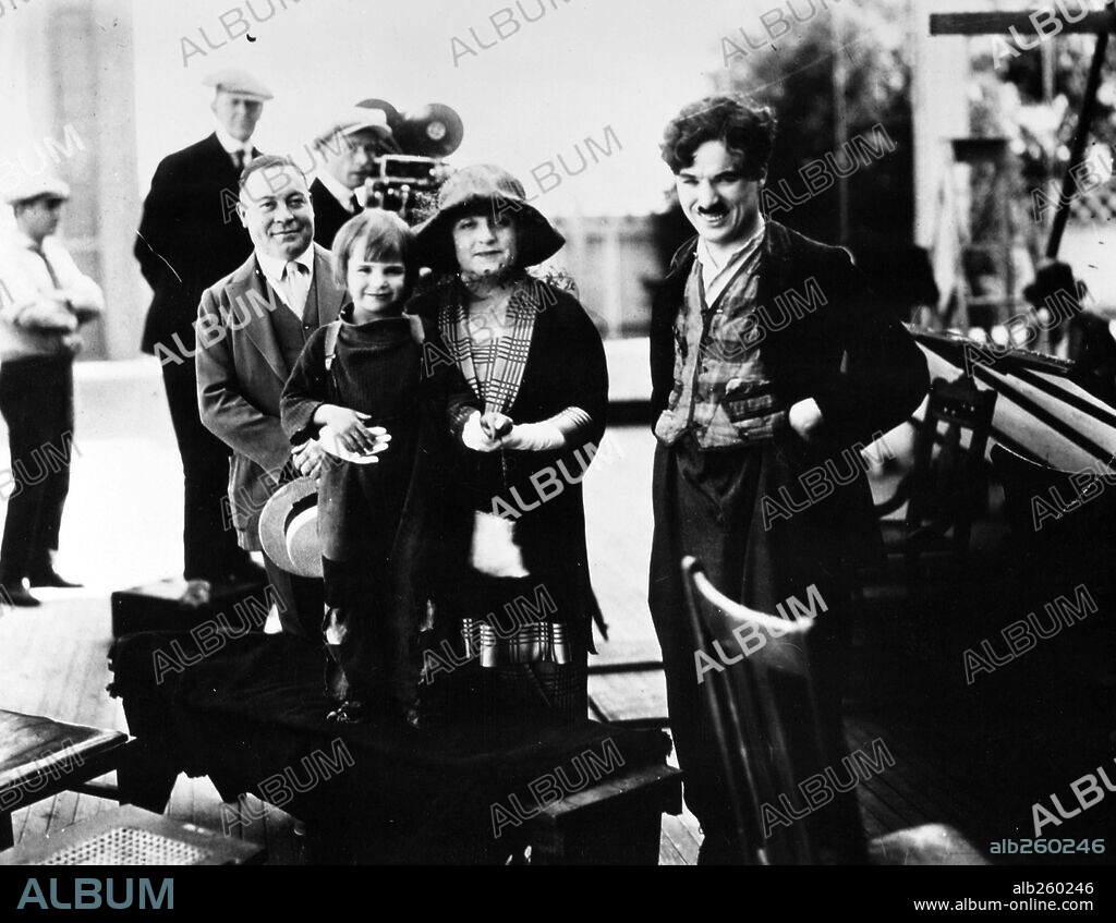 CHARLIE CHAPLIN y JACKIE COOGAN en EL CHICO, 1921 (THE KID), dirigida por CHARLES CHAPLIN. Copyright FIRST NATIONAL.