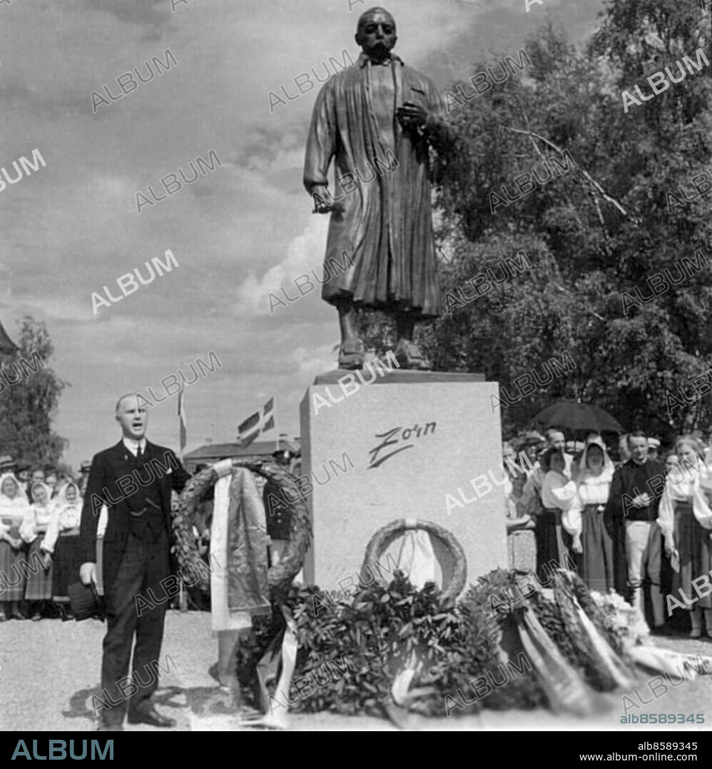 Mora 1936-06-19. Invigningen av statyn föreställande konstnären Anderas Zorn i Mora. Professor Andreas Lindblom nedlägger Vitterhetsakademiens krans. Foto: SvD / TT / kod 12014.
