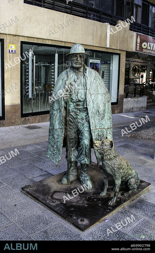 Santa Cruz de Tenerife, Tenerife, Comunidad Autonoma des Canarias, Spain. Plaza de Candelaria, life-size bronze statue of a Pastor Canario (Canarian shepherd) with his dog.