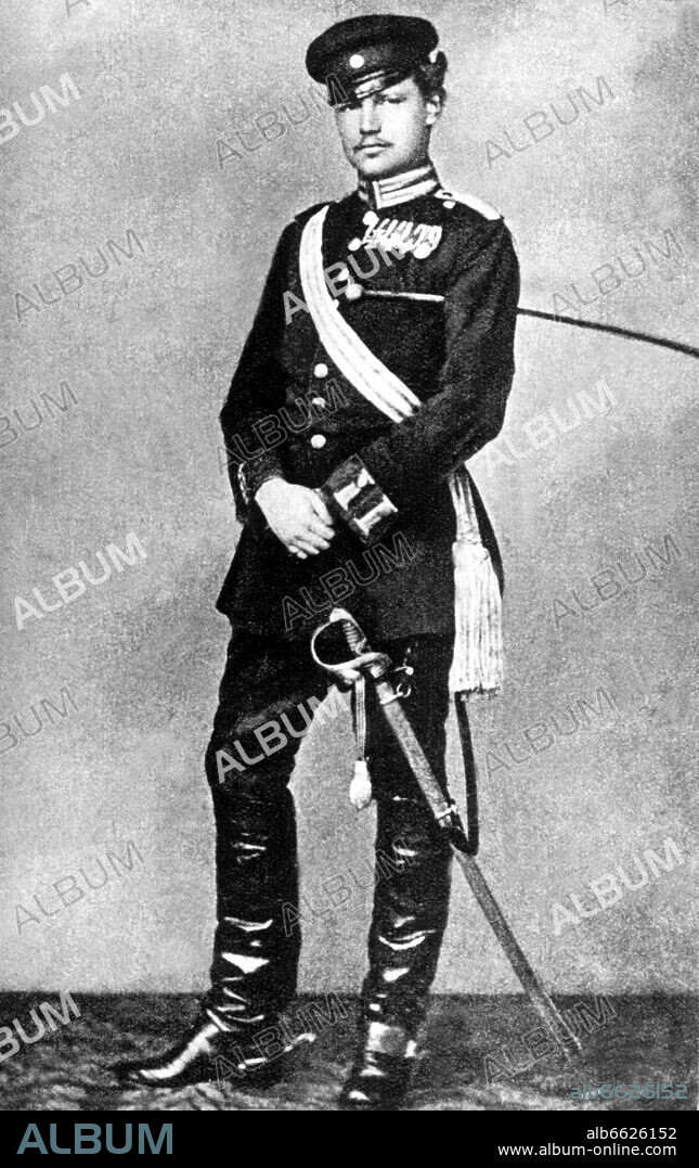 PAUL VON HINDENBURG y Paul von Beneckendorff und von Hindenburg. Paul von Hindenburg as young officer (undated). Hindenburg was elected as president of Weimar Republic after a long and successful military career. On the 30th of January in 1933, the day which entered history as the Day the seizure of power through the National Socialists, he appointed Adolf Hitler as chancellor. After Hindenburg's death, the office of the president of Weimar Republic expired and merged with the office of the chancellor. Paul von Hindenburg was born on the 2nd of October in 1847 in Posen and died on the 2nd of August in 1934 in Neudeck (East Prussia). 30/11/1999