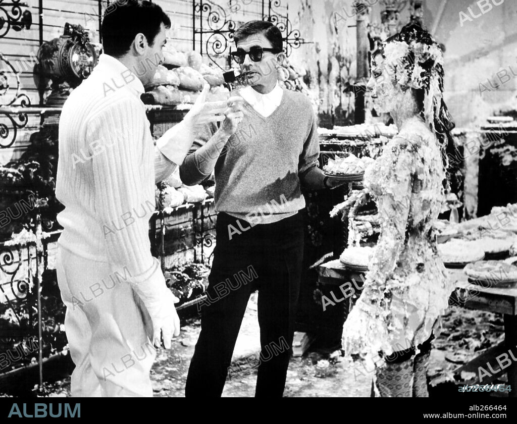 BLAKE EDWARDS, NATALIE WOOD and TONY CURTIS in THE GREAT RACE, 1965, directed by BLAKE EDWARDS. Copyright WARNER BROTHERS.
