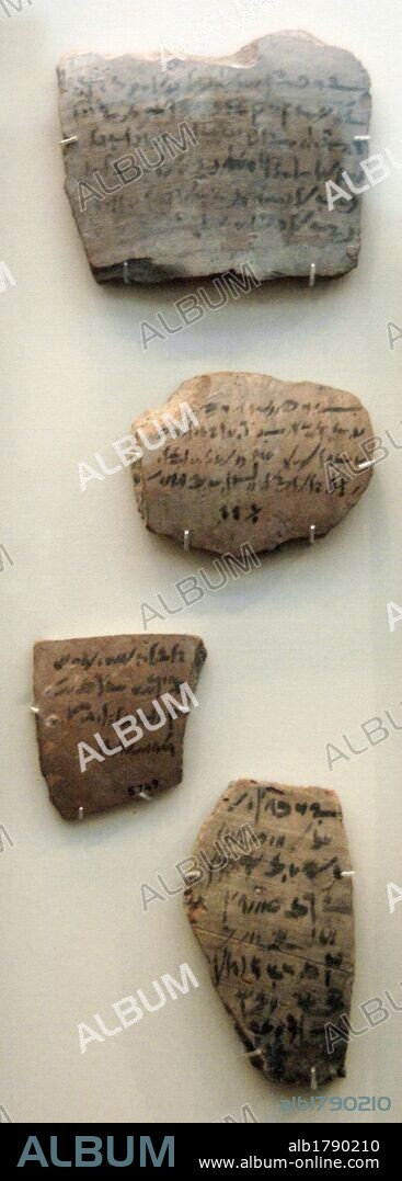 OSTRACAS de cerámica egipcias con ESCRITURA DEMOTICA de EPOCA PTOLEMAICA cuyo contenido se refiere a la MOMIFICACION Y ENTIERRO. Pertenece al período DEMOTICO MEDIO (400-30 a. C.). Proceden de Tebas y Asyut. Museo Británico. Londres. Inglaterra. Reino Unido.