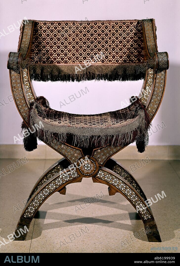 SILLA DE TIJERA O CADERA-TARACEA DE HUESO Y MADERA.