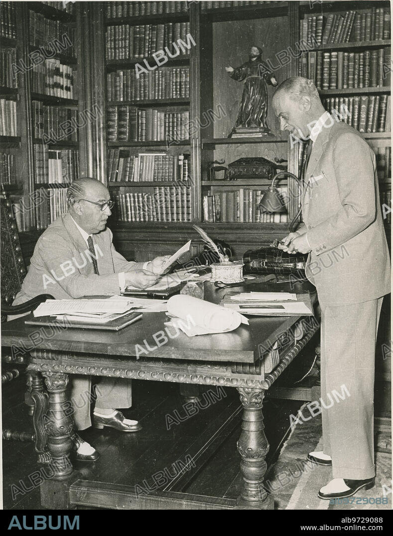 Sada (La Coruña), 1952. Francisco Franco in his office, with his secretary Felipe Polo.