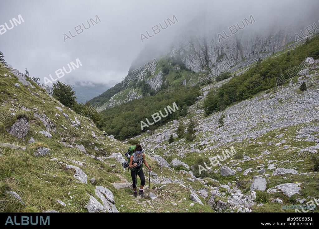 ascenso por el barranco de Anaye, alta ruta pirenaica, región de Aquitania, departamento de Pirineos Atlánticos, Francia.