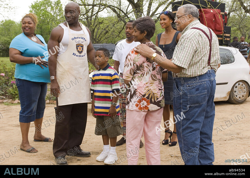 DAMANI ROBERTS, JAMES EARL JONES, JOY BRYANT, LIZ MIKEL, MARGARET AVERY, MARTIN LAWRENCE und MICHAEL CLARKE DUNCAN in WELCOME HOME, ROSCOE JENKINS, 2008, unter der Regie von MALCOLM D. LEE. Copyright SPYGLASS ENTERTAINMENT/STUBER/PARENT/UNIVERSAL PICTURES / LEE, DAVID.