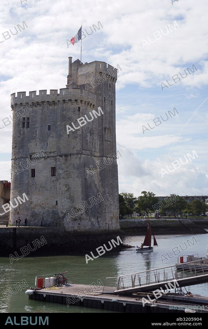PUERTO ANTIGUO. TORRE DE SAN NICOLAS  LA ROCHELLE, FRANCIA.