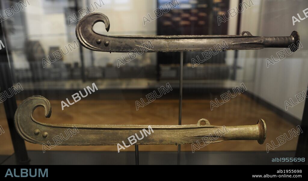 ARTE PREHISTORIA. EDAD METALES. EUROPA. Las espadas Rørby. Espadas curvas de la Edad del Bronce de sacrificio. Rørby. Dinamarca.. C. 1550 AC. Realizados en Escandinavia. Una de ellas decorada con un barco. Con forma parecida a un barco, con el final curvo, correspondiendo a una proa. Las espadas probablemente sólo se utilizaban en rituales. Museo Nacional. Copenhague. Dinamarca. Europa.