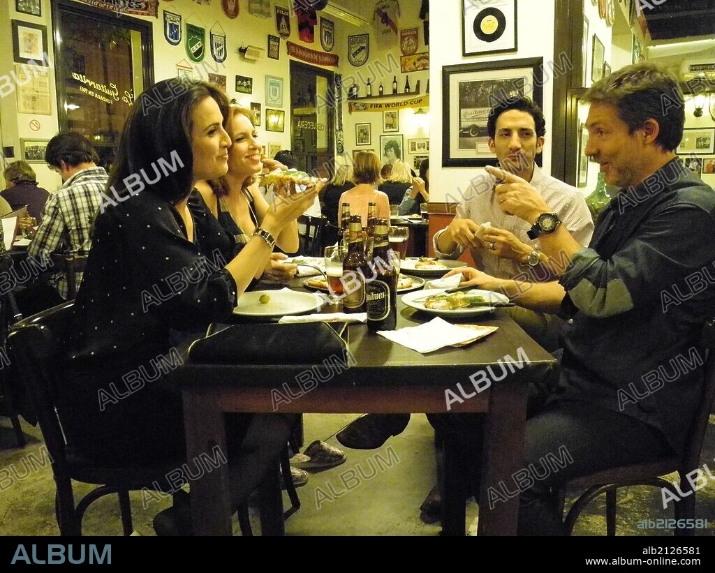 ADRIAN SUAR, CARLA PETERSON, JUAN MINUJIN y JULIETA DIAZ en DOS MAS DOS, 2012, dirigida por DIEGO KAPLAN. Copyright POL-KA PRODUCCIONES/INCAA/PATAGONIK FILM GROUP.
