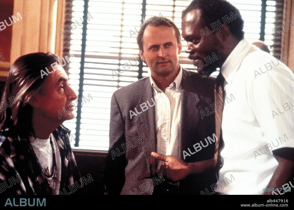 JOEL SCHUMACHER, JOHN GRISHAM and SAMUEL L. JACKSON in A TIME TO KILL, 1996, directed by JOEL SCHUMACHER. Copyright WARNER BROTHERS.