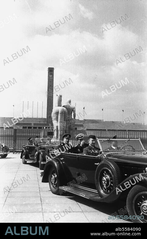 Berlin, 20 April 1939. Events on Adolf Hitler's 50th birthday. The guests of honour visit the Reichssportfeld: the motorcade passes the Marathontor (Marathon Gate); the Maifeld (May Field) with bell tower in the background. Photo.