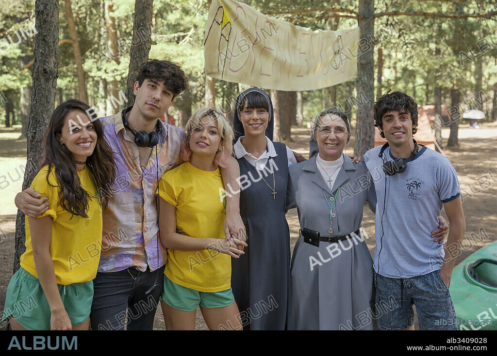 ANNA CASTILLO, BELEN CUESTA, GRACIA OLAYO, JAVIER AMBROSSI, JAVIER CALVO and MACARENA GARCIA in HOLY CAMP!, 2017 (LA LLAMADA), directed by JAVIER AMBROSSI and JAVIER CALVO. Copyright Apache Films / Sábado Películas / RTVE / PADUANO, ANDRE.