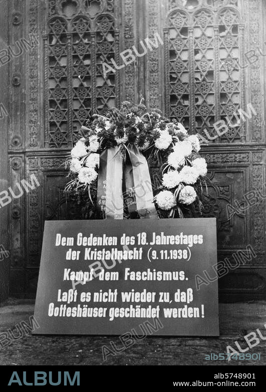 Berlin-Mitte, Synagoge Oranienburger Straße (erb. 1859-66; Arch.: Eduard Knoblauch; Kriegszerstörungen durch Luftangriff am 22. Nov. 1943; Wiederaufbau ab 1988). Gedenken an die sog. "Reichskristallnacht", 9. November 1938: Kranz und Gedenktafel am Tor der Synagoge. Foto, November 1956 (Abraham Pisarek).
