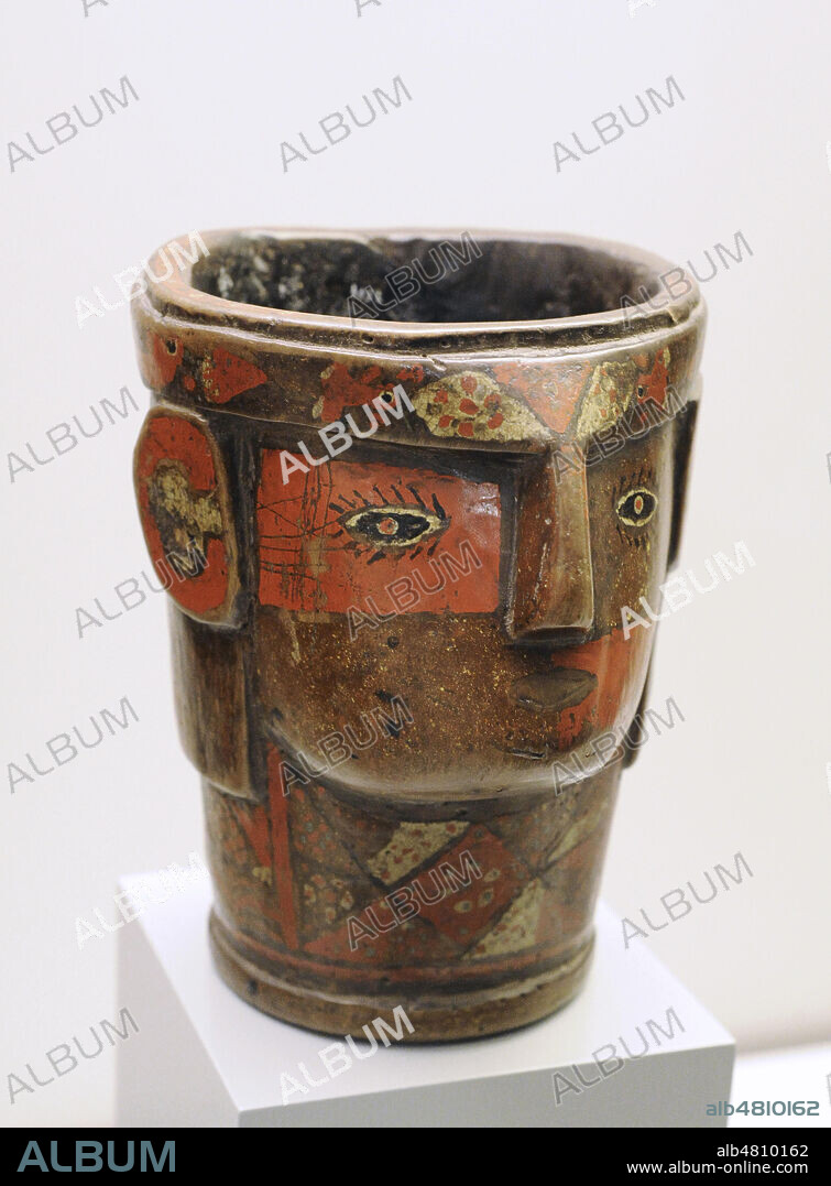 Vaso ceremonial (Kero) en forma de cabeza humana con motivos figurativos relacionados con el inca. Indispensable en las ceremonias andinas, era utilizado para ofrecer líquidos en determinados ritos asociados con la fertilidad. Madera. Cultura Inca (1400-1533 d. C.). Cuzco, Perú. Museo de América. Madrid. España.
