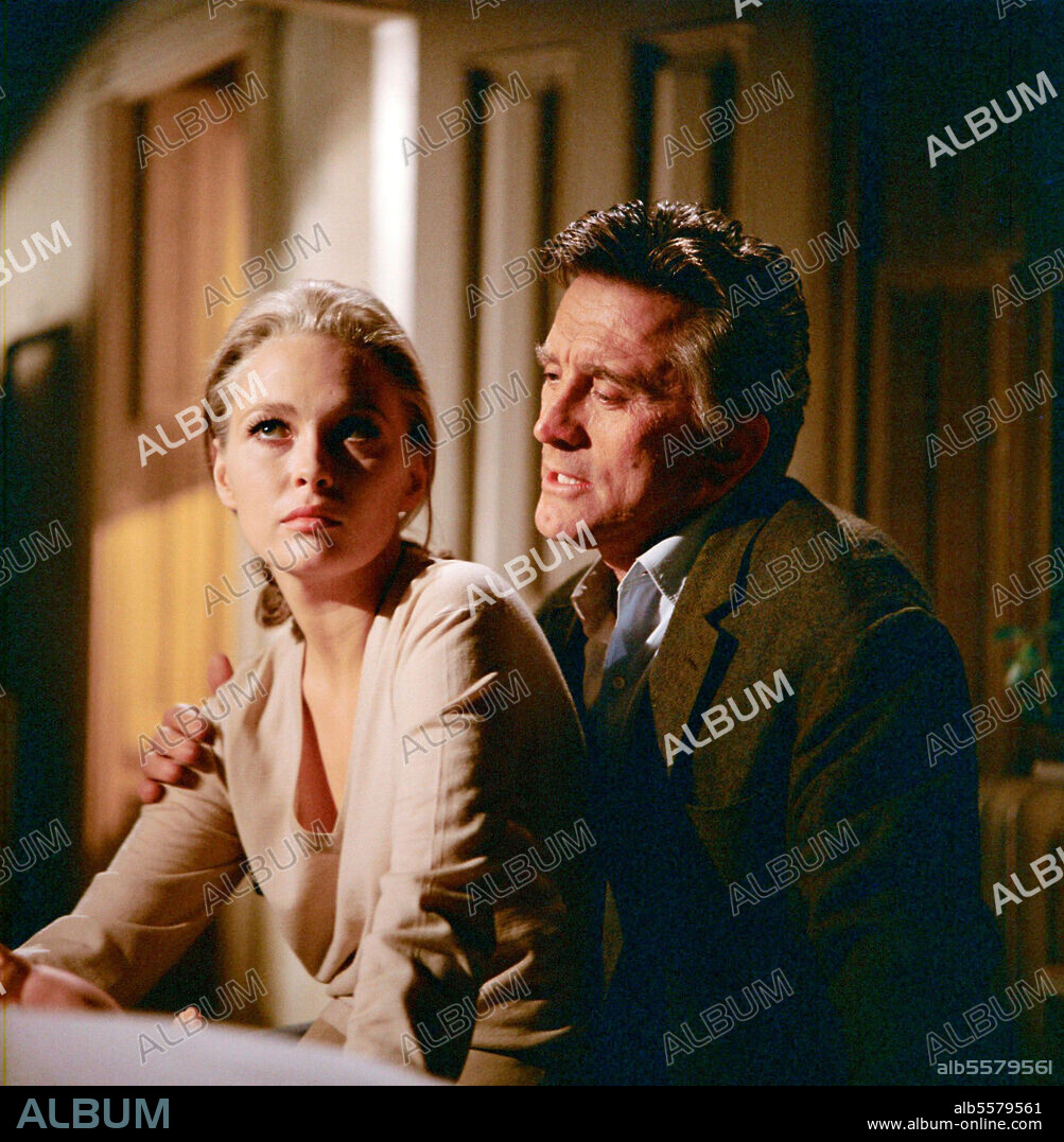FAYE DUNAWAY y KIRK DOUGLAS en EL COMPROMISO, 1969 (THE ARRANGEMENT), dirigida por ELIA KAZAN. Copyright ELIA KAZAN PROD / WARNERS.