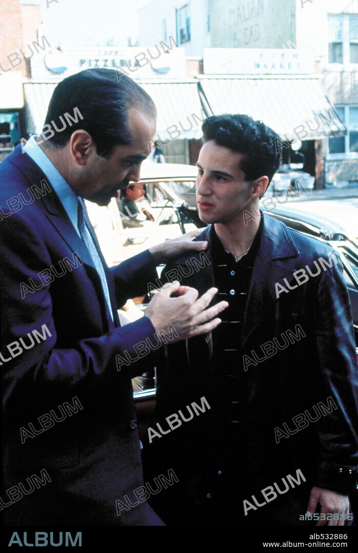 CHAZZ PALMINTERI et LILLO BRANCATO dans A BRONX TALE, 1993, réalisé par ROBERT DE NIRO. Copyright UNITED INTERNATIONAL PICTURES.