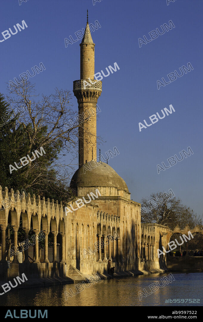 Mosque Rizvaniye Vakfi Camii and Medresesi next to the pond Balikli Göl(Gölbasi).Sanliurfa.Southeast Anatolia.Turquia.