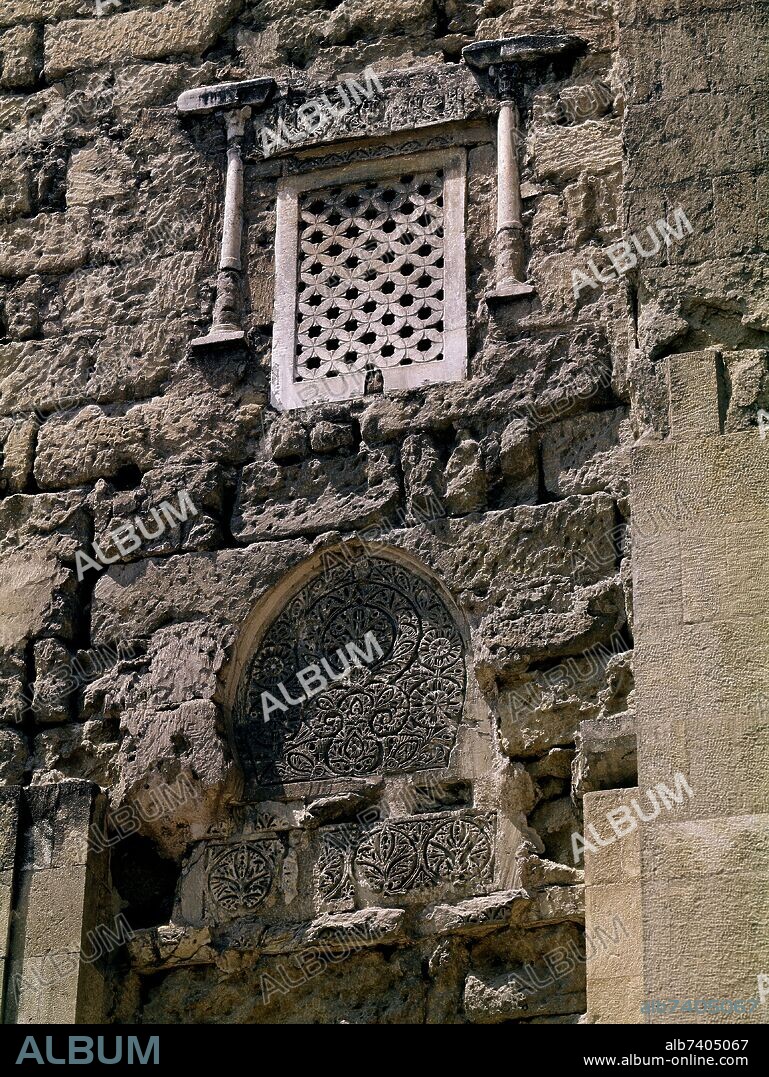 PUERTA DE SAN ESTEBAN O DE VISIRES Y MINISTROS - DETALLE - VENTANA ENREJADA - FOTO AÑOS 60.