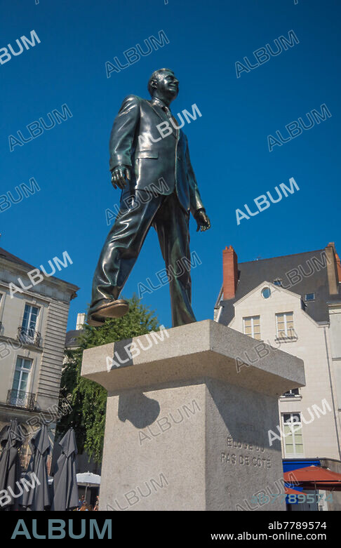 Le Voyage à Nantes, Philippe Ramette, Eloge du pas de côté (Lob auf den Schritt zur Seite) EDITORIAL ONLY. Le Voyage à Nantes ist ein Sommerkulturprogramm, die Stadt wird mit Kunstobjekten, Kulturveranstaltungen und witzigen Interventionen ausgestattet. Eine grüne Linie am Boden verbindet alle Orte.