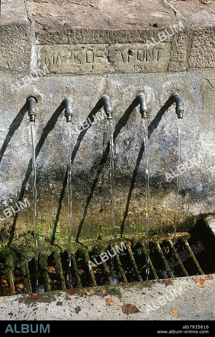 FUENTE DE AGUA NO POTABLE EN EL PUENTE MEDIEVAL - MARE DE LA FONT - 1956.