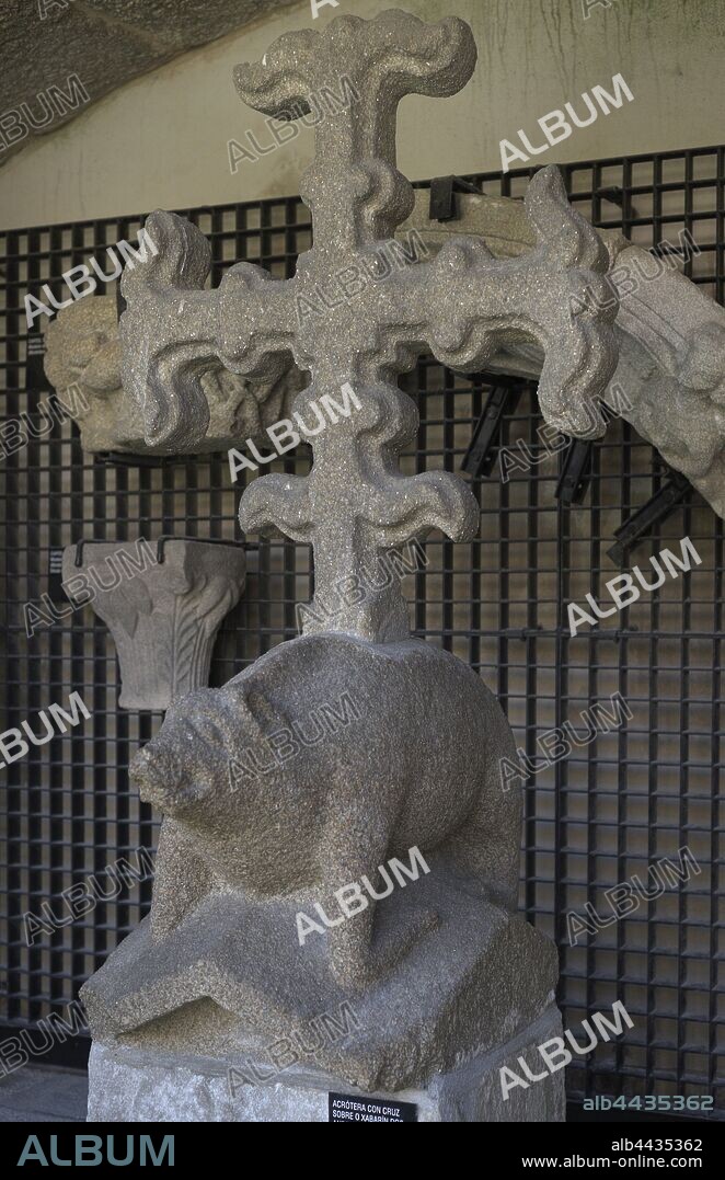 Acrótera con cruz antefija flordelisada sobre el jabalí del linaje de los Andrade. Procedente del Monasterio de Santa Catalina de Montefaro, siglo XIV (1380), provincia de La Coruña. Museo Arqueológico e Histórico (Castillo de San Antón). La Coruña. Galicia. España.