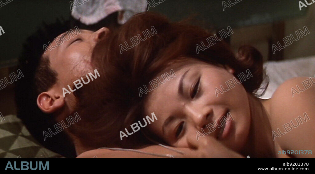 MIYUKI KUWANO y YUSUKE KAWAZU en HISTORIAS CRUELES DE JUVENTUD, 1960 (SEISHUN ZANKOKU MONOGATARI), dirigida por NAGISA OSHIMA. Copyright Shôchiku Eiga.