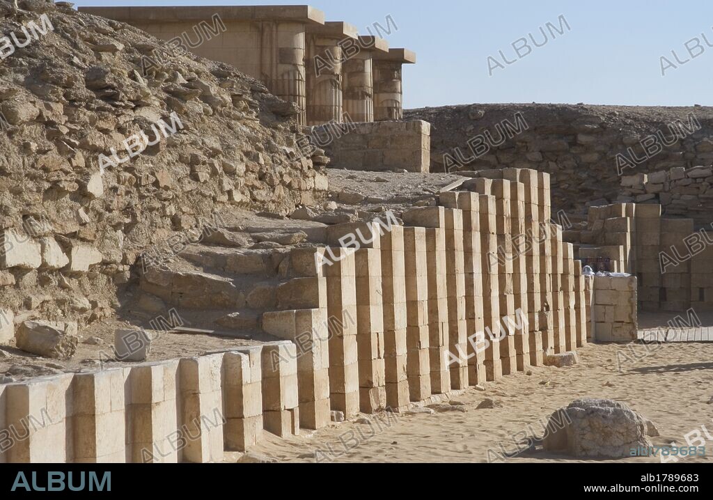 ARTE EGIPCIO. RECINTO FUNERARIO DE NETCHERJET (ZOSER) segundo faraón de la III Dinastía, hacia el 2650 a. C. Vista parcial de las MURALLAS, realizadas en piedra caliza. Con 14 puertas falsas y una entrada principal. La muralla original tenía una altura de 10,5 metros. III Milenio. IMPERIO ANTIGUO. NECROPOLIS DE SAKKARA. Egipto.