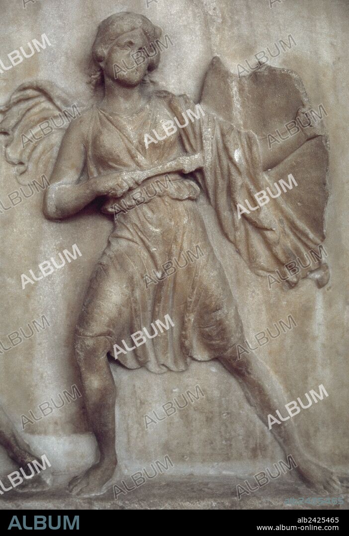 ARTE GRIEGO. PERIODO CLASICO. GRECIA. RELIEVE CON ESCENA DE AMAZONOMAQUIA con la REPRESENTACION DE UNA AMAZONA. Es una obra de estilo similar a los relieves del Mausoleo de Halicarnaso, realizada por el escultor BRYAXIS. Data del siglo IV a. C. aproximadamente y fué hallada en Atenas. Museo Arqueológico Nacional. Atenas.