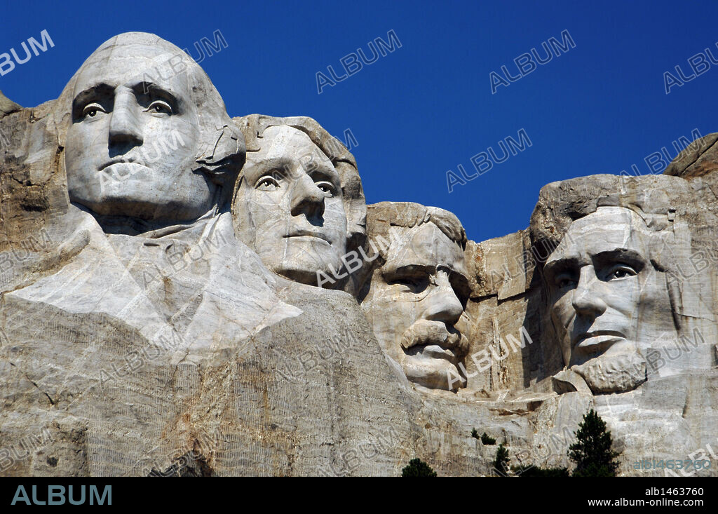 ESTADOS UNIDOS. MOUNT RUSHMORE (MONTE RUSHMORE). Vista de las cabezas de los presidentes norteamericanos, de izqda. a dcha.: George WASHINGTON, Thomas JEFFERSON, Theodore ROOSEVELT y Abraham LINCOLN, esculpidas entre 1927 y 1941 por Gutzon BORGLUM. Declarado Monumento Nacional en 1925. KEYSTONE. Estado de Dakota del Sur.