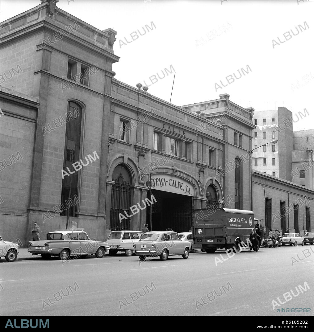 EDIFICIO DE LA EDITORIAL ESPASA CALPE SITUADO EN LA CALLE RIOS ROSAS - FOTOGRAFIA EN BLANCO Y NEGRO - 1958.