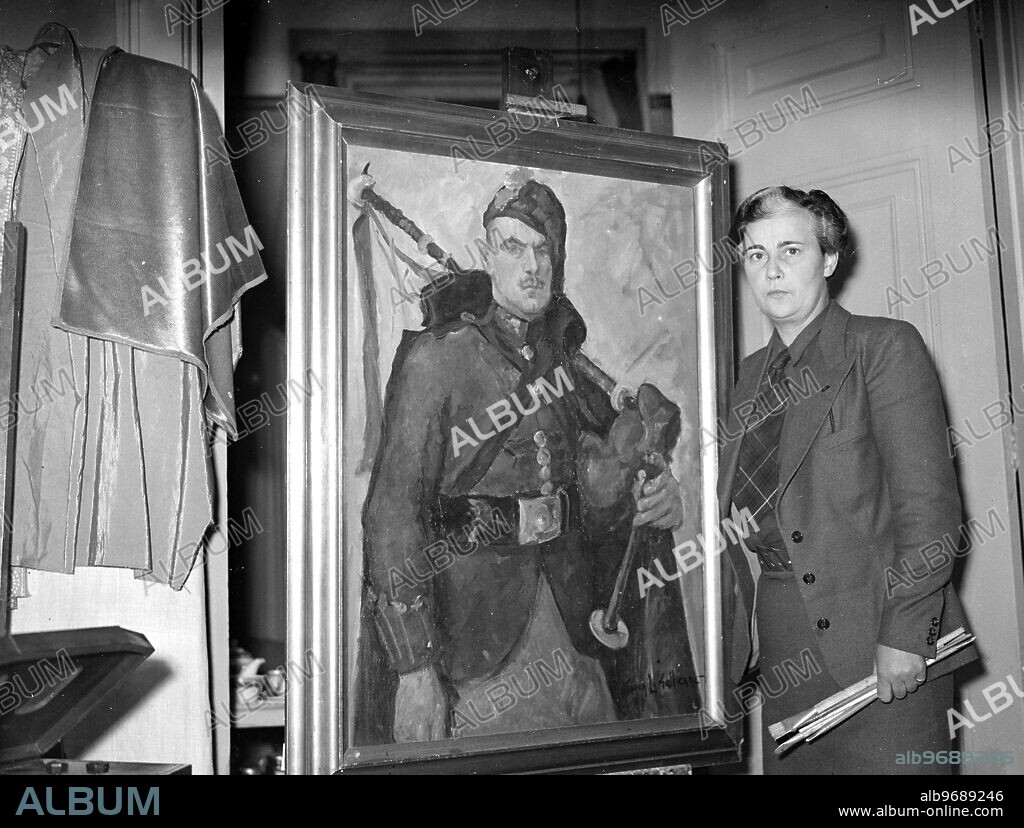 Miss Owen Le Gallienne , artist - daughter of the poet - Richard Le Gallienne , who was the first woman artist to be sent by the war office to the Western Front , at her studio , 1 Adelaide Street , W C 2 . 19 December 1939.
