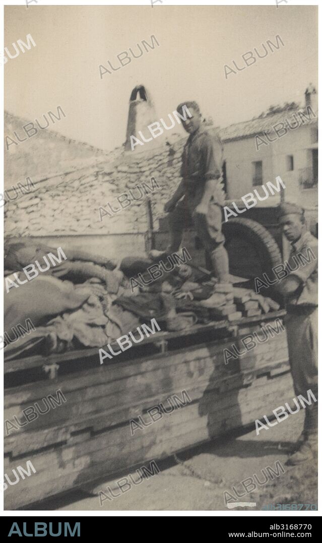 España. Guerra civil (1936-1939). Frente de Aragón. Soldados italianos descargando un camión de cadáveres en Viver, Castellón de la Plana. Julio de 1938.