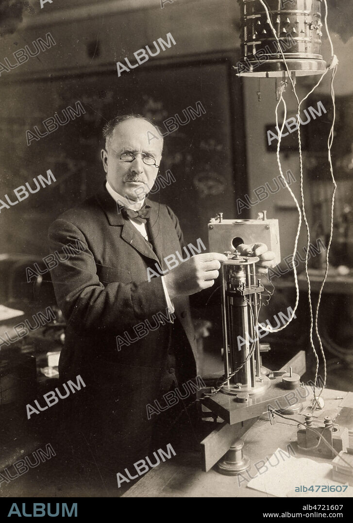 Portrait photo d'Edouard BRANLY (1844-1940) dans son laboratoire. Photographie MANUEL vers 1890. Credit : Collection KHARBINE-TAPABOR.