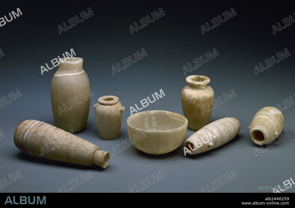ARTE EGIPCIO. VASOS Y VASIJAS sin asas realizados en alabastro, en los que se guardaban los perfumes. Museo Arqueológico Nacional. Madrid. España.