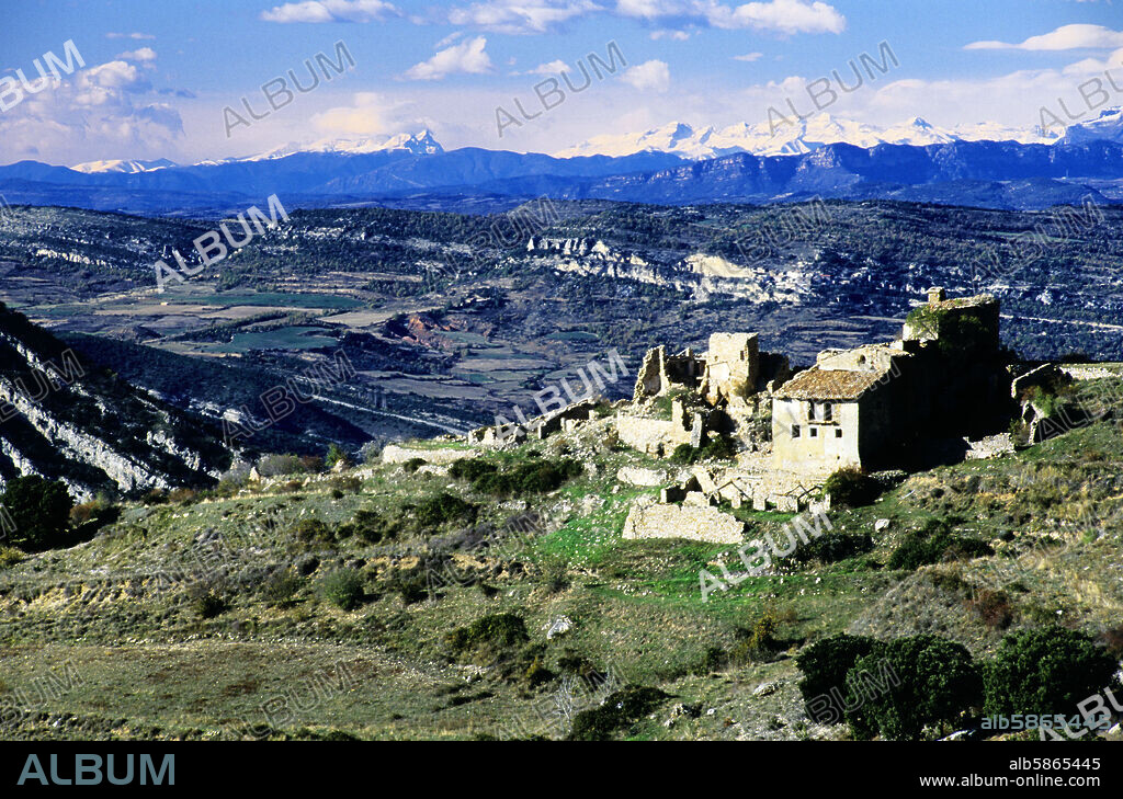 El Montsec de Rúbies, pueblo abandonado de Rúbies, al fondo el Pirineo, naturaleza, turismo alternativo.