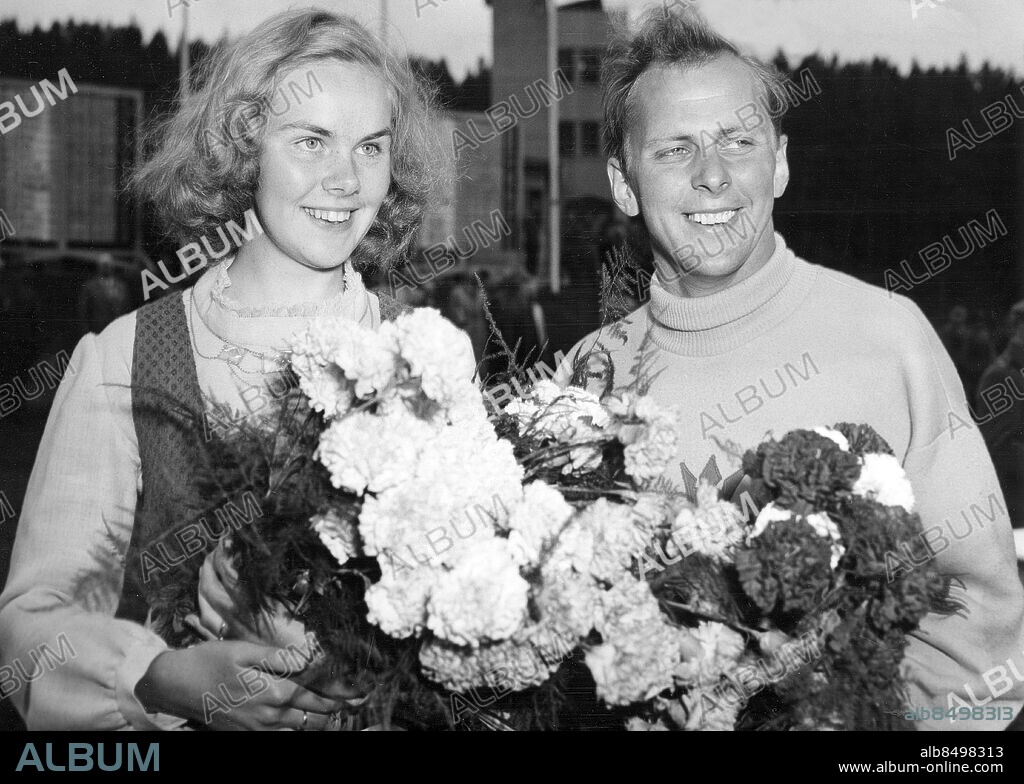 FINLAND HELSINGFORS 1952-08.. Lars Hall, vinnare i modern femkamp individuellt vid de olympiska sommarspelen 1952, med en kranskulla. Foto: AB Text & Bilder / SVT / Kod: 5600. Mapp: Modern 5-kamp i H-fors 1952: Svenskarna I:287H. Leende.