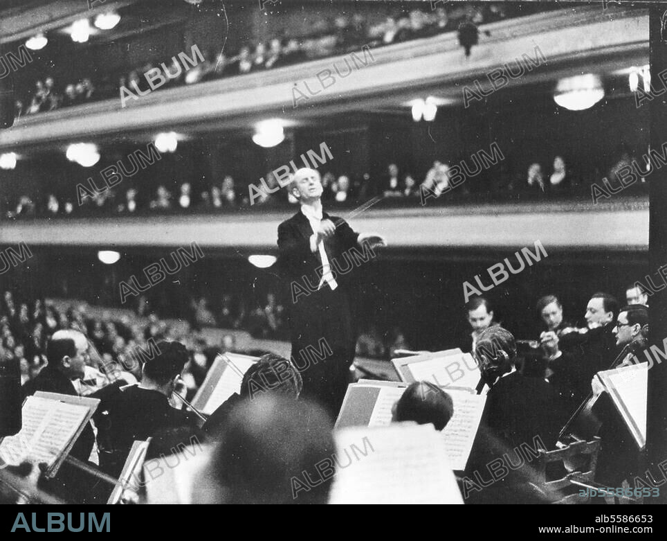 Furtwängler, Wilhelm Dirigent, Berlin 25.1.1886 - Ebersteinburg (Baden-Baden) 30.11.1954. Wilhelm Furtwängler dirigiert in Den Haag. Foto Erich Salomon, 1932.