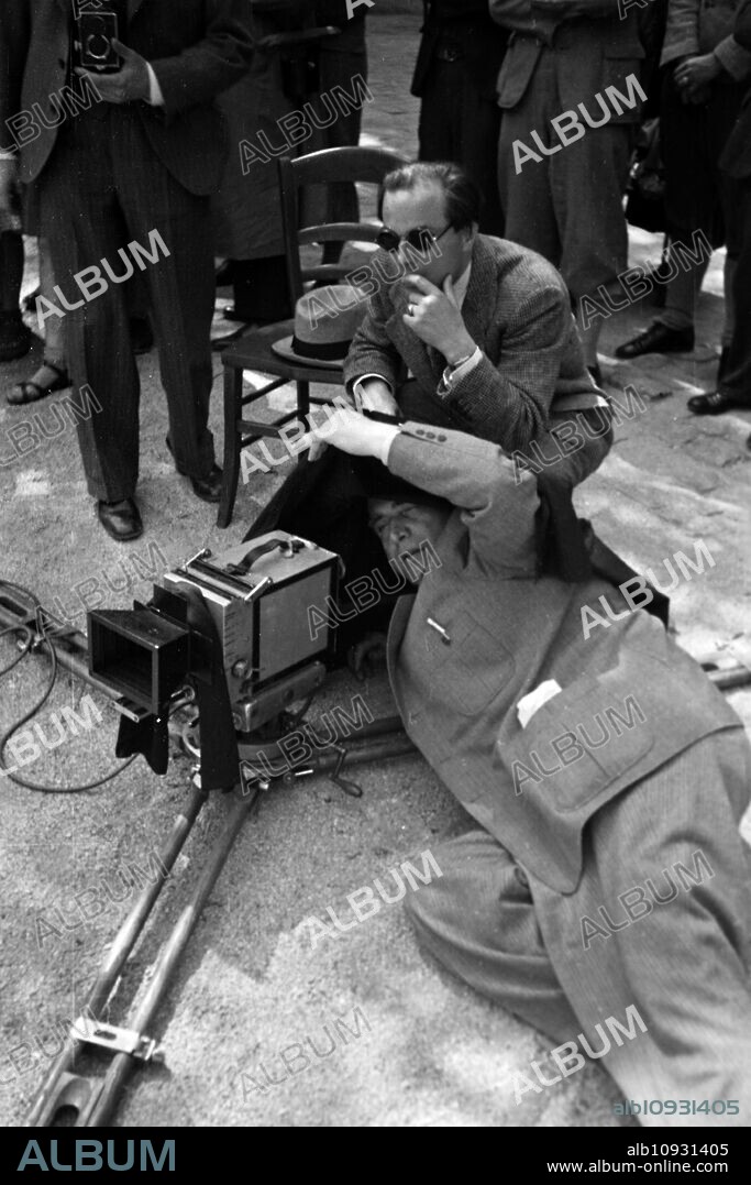 Cinematographer Reimar Kuntze and Director Carl Froelich on set of the movie The Private Life of Louis XIV, aka Liselotte of the Palatinate, Director: Carl Froelich, 1935.