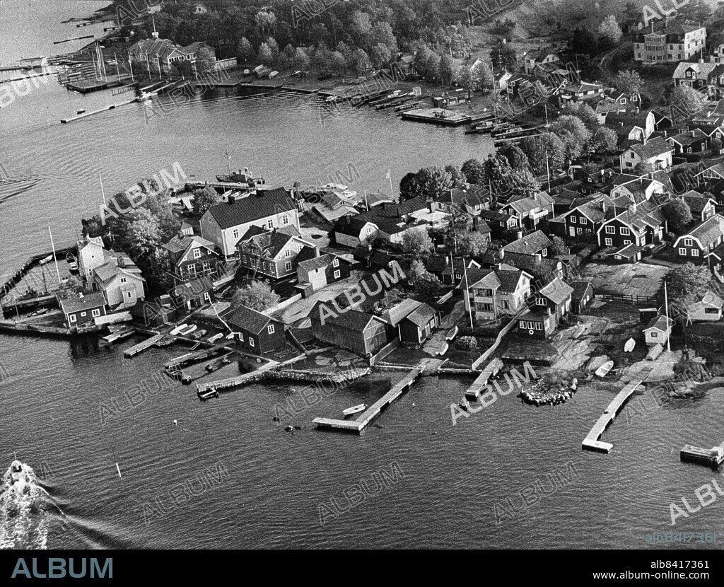 ARKIV CA 19751017. Vy över Sandhamn i Stockholms skärgård där narkotikasmugglaren Fleming Broman och hans smugglarliga hade sitt tillhåll.. Foto: Stig A Nilsson / DN / SCANPIX / Kod: 43. **SvD OUT**. ***FLYGBILD - DUBBELT BILDPRIS***.